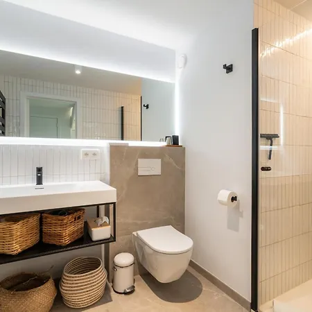 Stijlvol & Lichtrijk Penthouse App Met Parking Апартаменты *